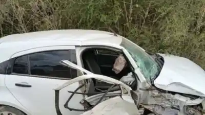 Perdió el control en plena avenida San Martín y terminó estrellado contra un poste de alta tensión