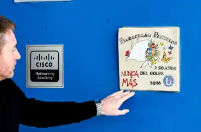 Una placa con 30.000 pañuelos apareció en una facultad de Oro Verde: qué dice el mensaje que dejaron