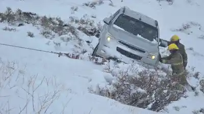 Se le fue la camioneta en plena ruta nevada y terminó a 50 metros barranco abajo