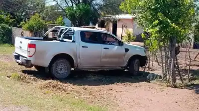 Esquivó a un motociclista y terminó incrustado en una casa: lo que encontró la policía
