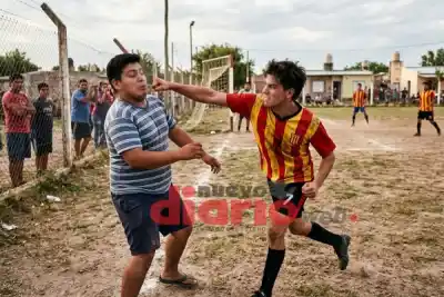 Le pidió a los jugadores que bajaran la intensidad y terminó con la nariz rota