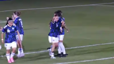 Debut soñado en Paraguay: la roquense que se llevó la pelota y la ovación de su familia