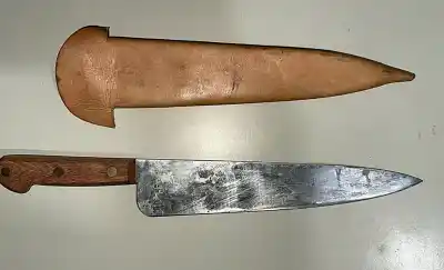 Le dijo que renunciaba y su empleador reaccionó de la peor manera: cuchillo y auto