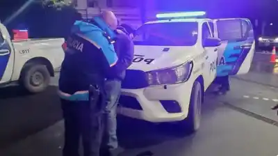 El plan de una noche terminó a martillazos: la encontraron tirada al costado de la ruta 11