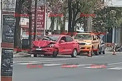 Impactante choque en la Av. Belgrano: el Fiat rojo quedó destrozado y hay una duda que nadie responde