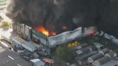 Alerta en el conurbano: Una chispa desató el infierno en un depósito lleno de químicos