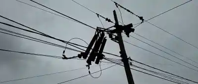 El temporal les apagó la noche a dos barrios de Media Agua: la postal que dejó el transformador