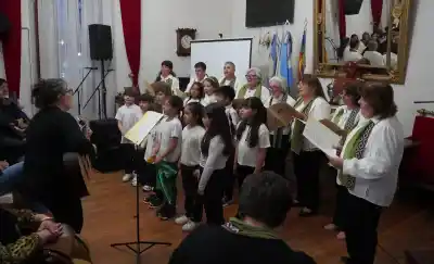 Victorica se llenó de voces: el encuentro coral que terminó con un homenaje inesperado