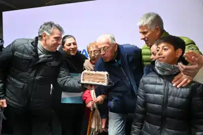 Le entregaron las llaves de su casa en plena nevada y el gobernador no se olvidó de una promesa