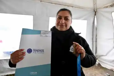 Esperaron años por una casa: el día que sus llaves llegaron bajo la nieve de Concarán