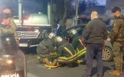 Llavallol: chocó contra un colectivo y quedó atrapado dentro del auto