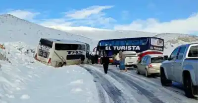 Dos micros cruzados en la ruta a Las Leñas: lo que se sospecha sobre las cadenas