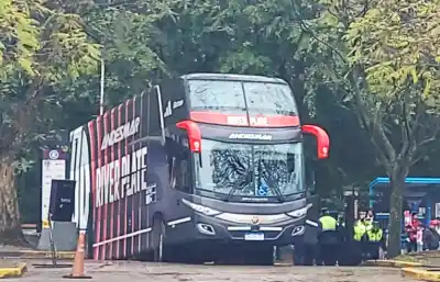 El micro de River no pudo salir del hotel y la delegación tuvo que improvisar sobre la hora