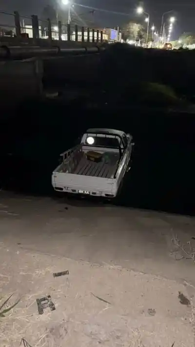 Manejaba por avenida Chaco y un detalle lo dejó varado dentro del canal