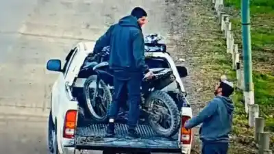 Cargaban una moto en una camioneta en Allen: las cámaras del 911 vieron algo raro