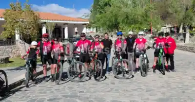 Ruedan 700 kilómetros para cumplir una promesa: lo que llevan en las alforjas