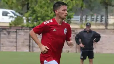 Un futbolista argentino fue detenido en Miami y su relato estremece: "Buscan torturarte mentalmente"