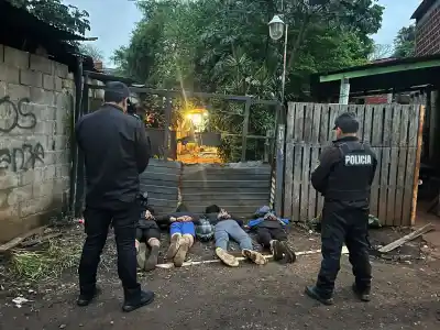 Entraron a allanar en tres chacras de Posadas y lo que apareció en una caja de cigarrillos cambió la causa
