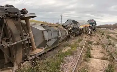 Un tren de carga descarriló en Chichinales: el detalle que complica a todo un barrio