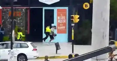 Lo vieron desde las cámaras: el instante exacto en que entró al auto y lo que hizo después