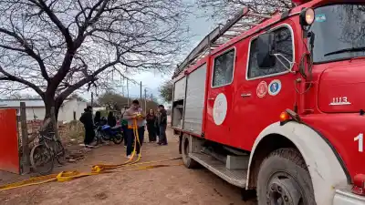 El humo negro alarmó a todo el barrio: lo que encontraron dentro de la casa en Añatuya