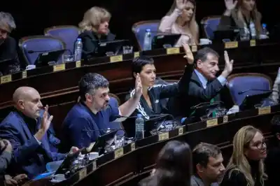 Diputados bonaerenses contra la privatización de AySA: "El agua no es mercancía"