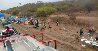 Caminaban hace días bajo el sol: lo que instalaron unos bomberos en pleno camino los alivió