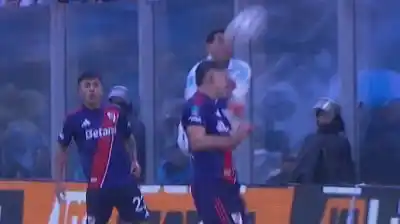 Levantó la pierna, la cara de Martínez Quarta apareció y a los 12 minutos ya era roja