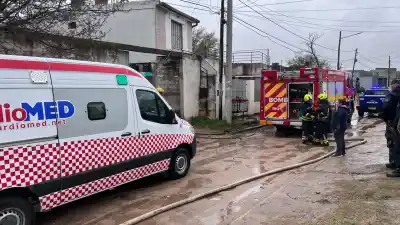 Se incendió un taller de chapa y pintura en Río Cuarto: dos personas terminaron quemadas