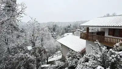 La Cumbrecita amaneció bajo un manto blanco que sorprende a todos