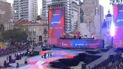 El momento que todos esperaban en el Monumento: la llama que nadie sabe quién encenderá