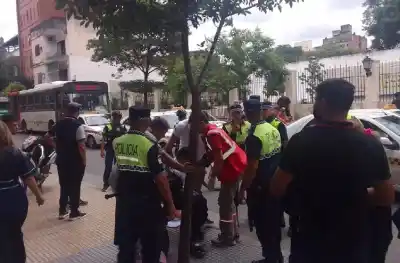 Un niño de 12 años resultó herido en San Miguel de Tucumán tras un confuso descenso de un colectivo