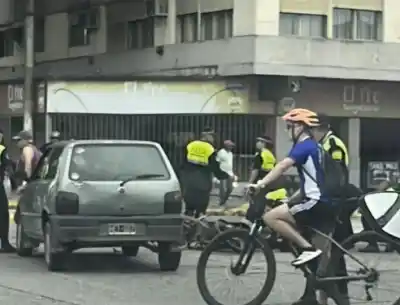 Choque en pleno centro: Un auto y una moto chocaron en una esquina clave y generaron caos