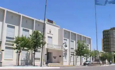 Denuncia en Santa Rosa: el ascensor que deja a un montón de gente afuera del Concejo