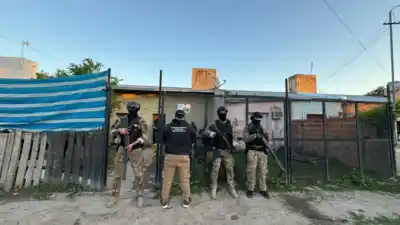 Allanaron una casa en el barrio 6 de Enero y lo que encontraron adentro complicó a cuatro