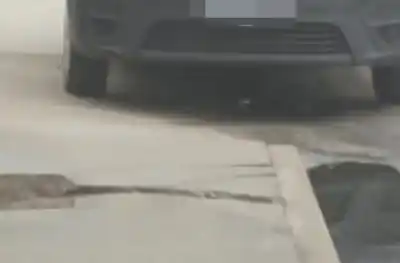 Vecinos hartos en avenida Recalde: los autos ya no dejan ni caminar