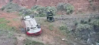 Volcó contra la barda en la Ruta 7: el detalle que nadie esperaba tras el impacto