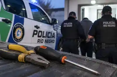 Le prohibieron acercarse a la casa de su madre, volvió de madrugada y terminó reducido por la policía