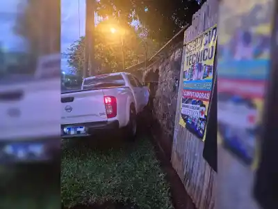 Perdió el control de la camioneta y terminó contra el frente de una casa en Posadas