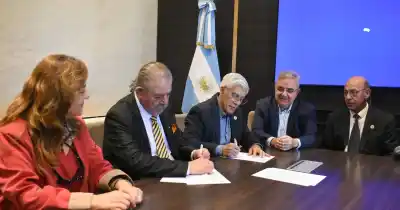 Cien estudiantes chilenos por año: el acuerdo que firmó la UNCA y que nadie vio venir