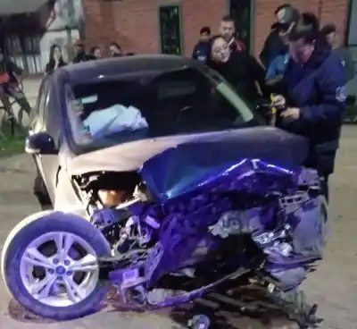 Manejaba con el triple de alcohol permitido y terminó destrozando todo a su paso