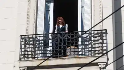 Fiscalía pide al tribunal que exhorte a Cristina Kirchner por las concentraciones en su casa: ¿podría perder el arresto domiciliario?