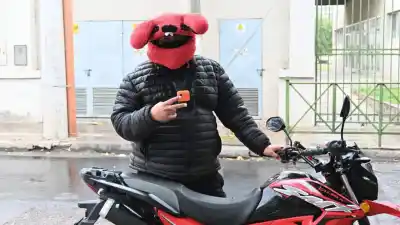 El Conejo Uber: el santiagueño que reparte cascos de personajes y sorprende a sus pasajeros