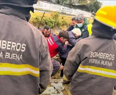 Cayeron al canal con el auto: cuatro ocupantes quedaron atrapados y la escena se complicó