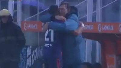 Falcioni se cruzó en plena cancha y todo terminó con un abrazo inesperado