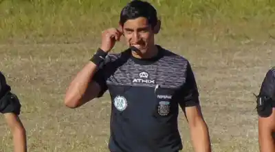 Un penal desató la furia: el árbitro terminó en el suelo y el partido no siguió