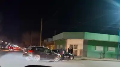 Chocaron en pleno centro de Roca y uno de los conductores terminó complicado