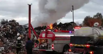 Se incendió un depósito de chatarra en Maipú y los bomberos siguen trabajando