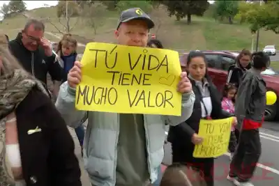 Caminaron por la costanera y plantaron un árbol: el mensaje que Paraná quiere que todos escuchen