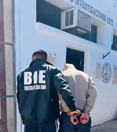 Lo buscaban por lo que hacía en sus salidas transitorias y la policía lo encontró en plena calle